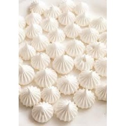 Petites meringues natures sur un fond clair