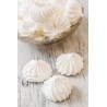 Petites meringues natures, dans un bol et sur un fond boisé